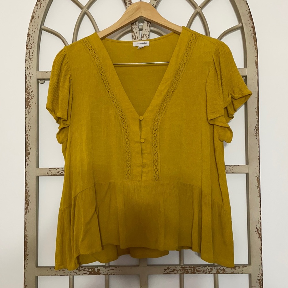 Women’s eyeshadow top